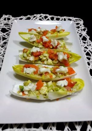 Una foto de Endivia rellena de salmón y queso de rulo