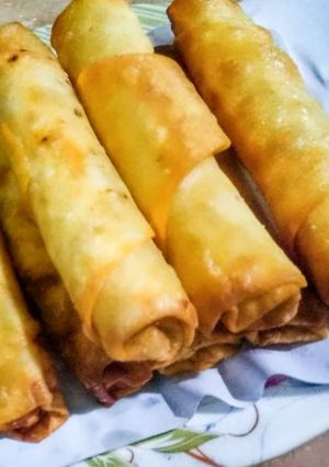 A picture of Chicken egg vegetable rolls.