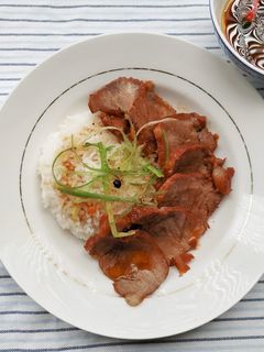 Hình của món Cơm thịt xá xíu.
