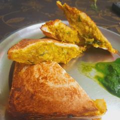 A picture of Aloo masala toast.