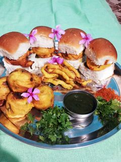 वड़ा पाव(wada pav recipe in hindi) रेसिपी मुख्य फोटो