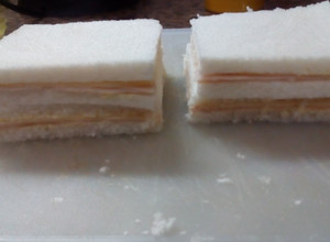 Una foto de Sándwich de jamón y queso 🧀🧀🧀