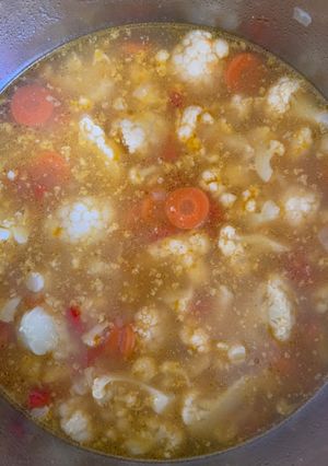 Karfiolleves grízgaluskával recept fotója
