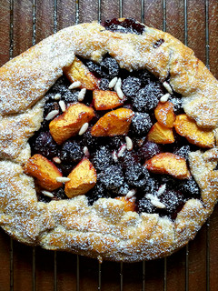 Una foto de Galette de cereza y nectarina