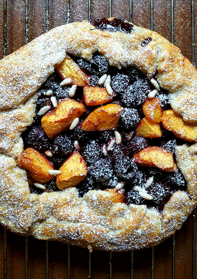 Una foto de Galette de cereza y nectarina