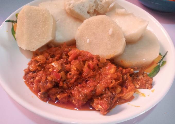 Boiled yam and palm oil stew