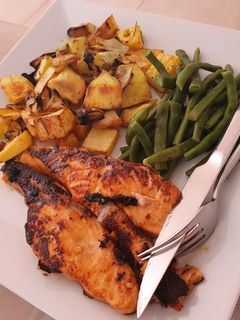 Una foto de Salmón adobado con salsa de tamarindo, miso y miel a la plancha
