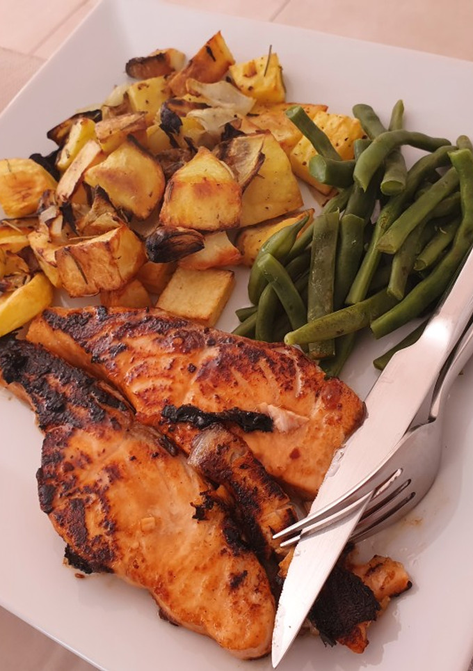 Una foto de Salmón adobado con salsa de tamarindo, miso y miel a la plancha