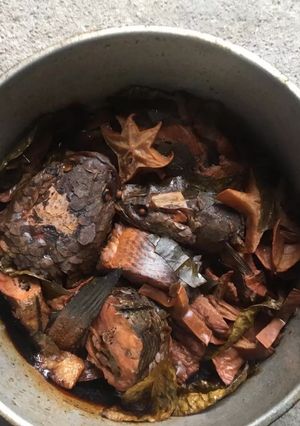 Hình của món Cá quả kho khế chua và trà xanh.