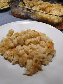Una foto de Mac & Cheese con cangrejo