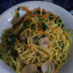 A picture of Mie goreng sederhana.