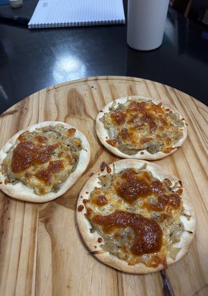 Una foto de Fugazeta con tapas de empanadas