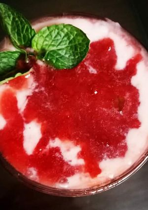 A picture of Strawberry And banana smoothie.