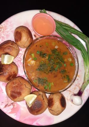 A picture of Daal baati (દાલ બાટી).