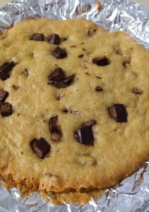 A picture of Giant KitKat chocolate chip cookie without oven.