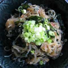 A picture of Shirataki & Wakame Ponzu Salad.