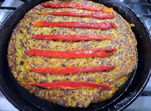 Una foto de Tortilla de repollo y zanahorias al horno