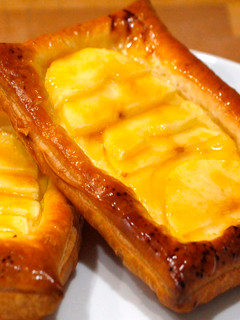Una foto de Hojaldre de manzana y crema