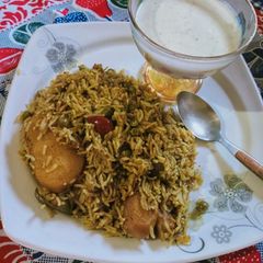 A picture of Chicken mater pulao.