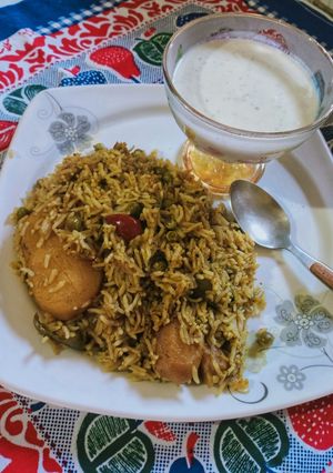 A picture of Chicken mater pulao.