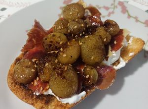 Foto principal de Tosta de uvas asadas con burrata y jamón ibérico (uvas, pan y queso saben a beso 🍇🥖💋)