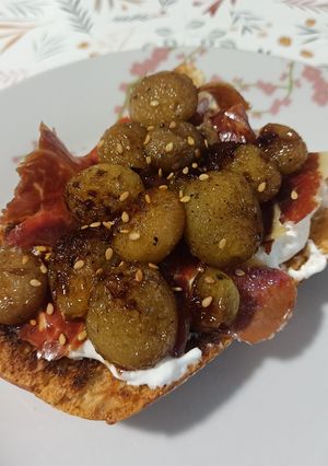 Una foto de Tosta de uvas asadas con burrata y jamón ibérico (uvas, pan y queso saben a beso 🍇🥖💋)