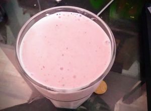 Foto de Vitamina de morango, banana e mirtilo