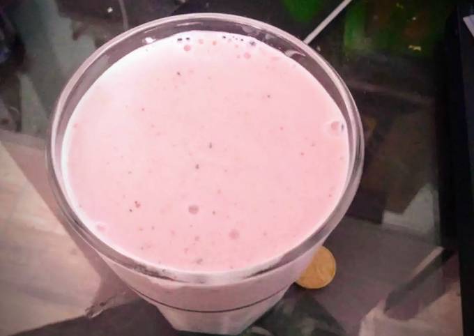 Vitamina de morango, banana e mirtilo