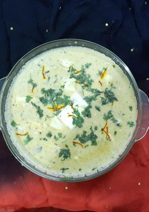 A picture of Paneer in white gravy.