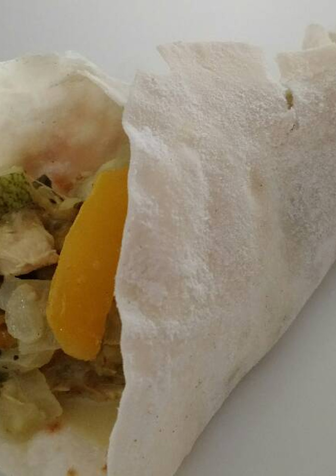 Una foto de Tacos de pollo al curry con verduras
