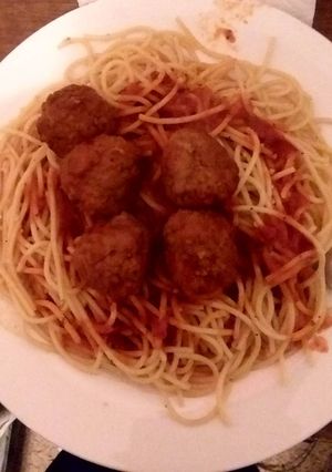 A picture of Garlic Spaghetti and meatballs.