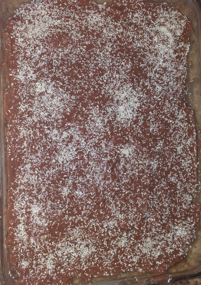 Una foto de Tarta de galletas, con crema pastelera y chocolate