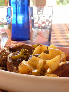 Una foto de Carne al horno con Papas y Brócoli