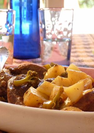Una foto de Carne al horno con Papas y Brócoli