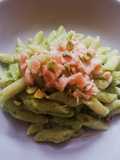 Penne con crema di zucchine, salmone affumicato e pistacchi
