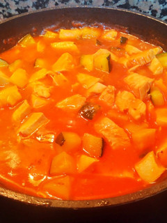 Una foto de Pechuga de pollo con calabacín y tomate
