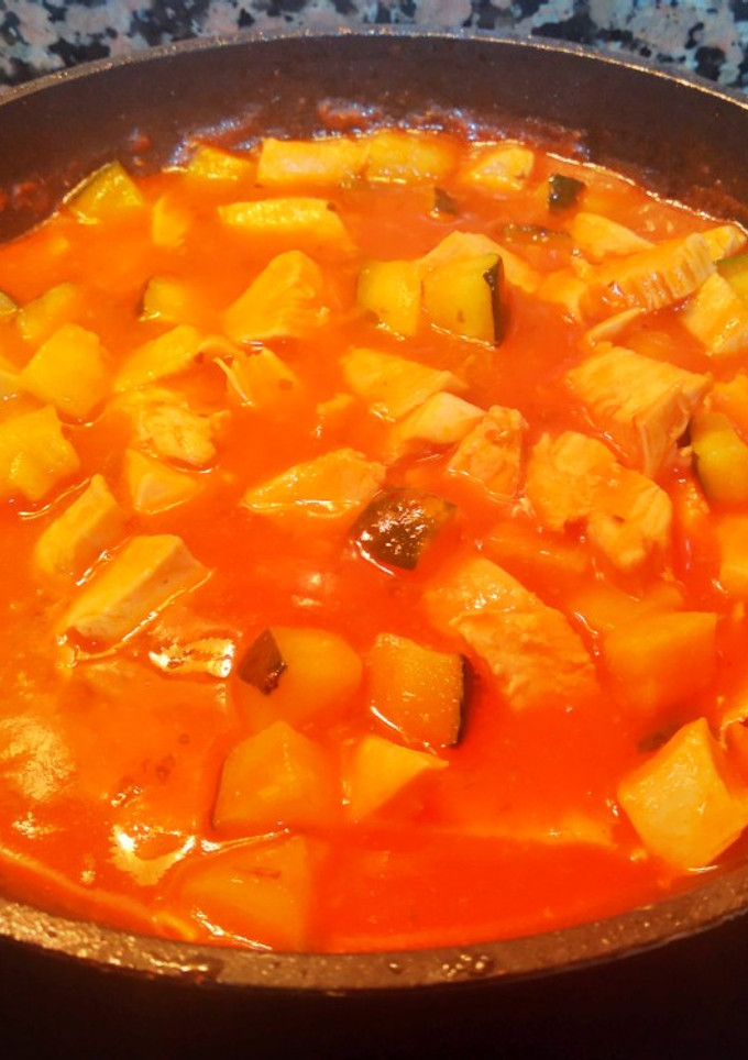 Una foto de Pechuga de pollo con calabacín y tomate