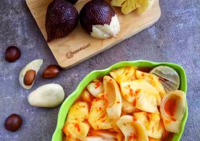 Bagaimana Menyiapkan Asinan Salak Nanas yang Enak