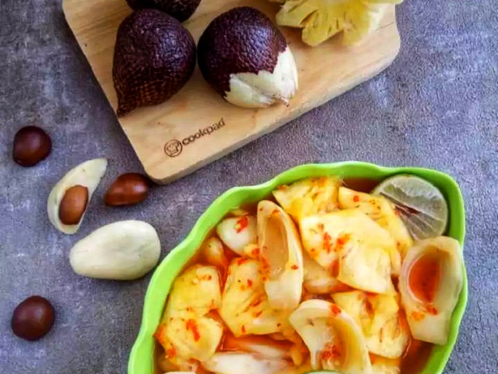 Bagaimana Menyiapkan Asinan Salak Nanas yang Enak