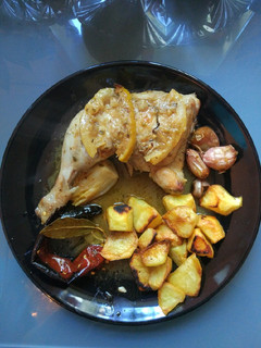 Una foto de Pollo asado con patatas fritas y alioli