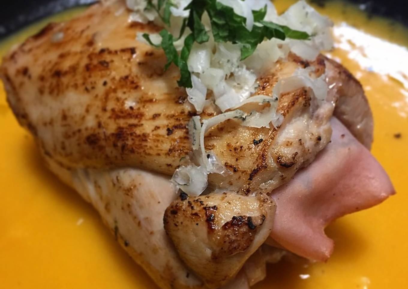 Contramuslo de pollo relleno sobre crema de calabaza y jengibre