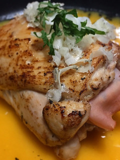 Una foto de Contramuslo de pollo relleno sobre crema de calabaza y jengibre