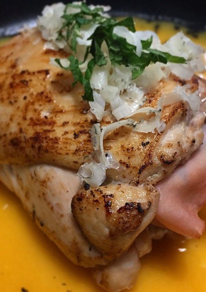 Una foto de Contramuslo de pollo relleno sobre crema de calabaza y jengibre