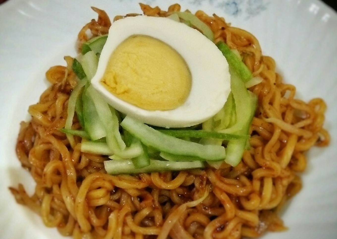 Bibim-myeon (Korean Spicy Noodles - pakai mie instant)
