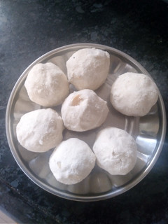 ரவா லட்டு(Rava Ladoo Recipe in Tamil) செய்முறை முக்கிய புகைப்படம்
