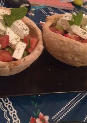 Φωτογραφία της συνταγής Χωριάτικη σαλάτα σε κριθαροκουλούρες