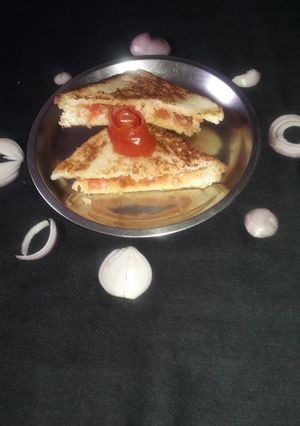 टमाटर प्याज़ सैंडविच (Tamatar Pyaz sandwich recipe in Hindi) रेसिपी मुख्य फोटो