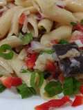 Salada de macarrão com berinjela