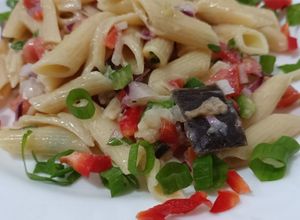 Foto de Salada de macarrão com berinjela