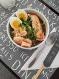 Ramen de salmón y camarones